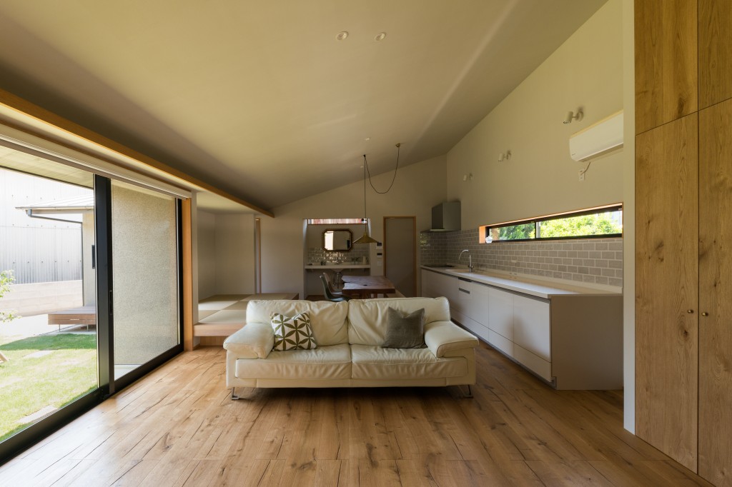 三重県津市　建築家の家　自然素材のリビング　勾配天井　無垢の床板　大きなキッチン