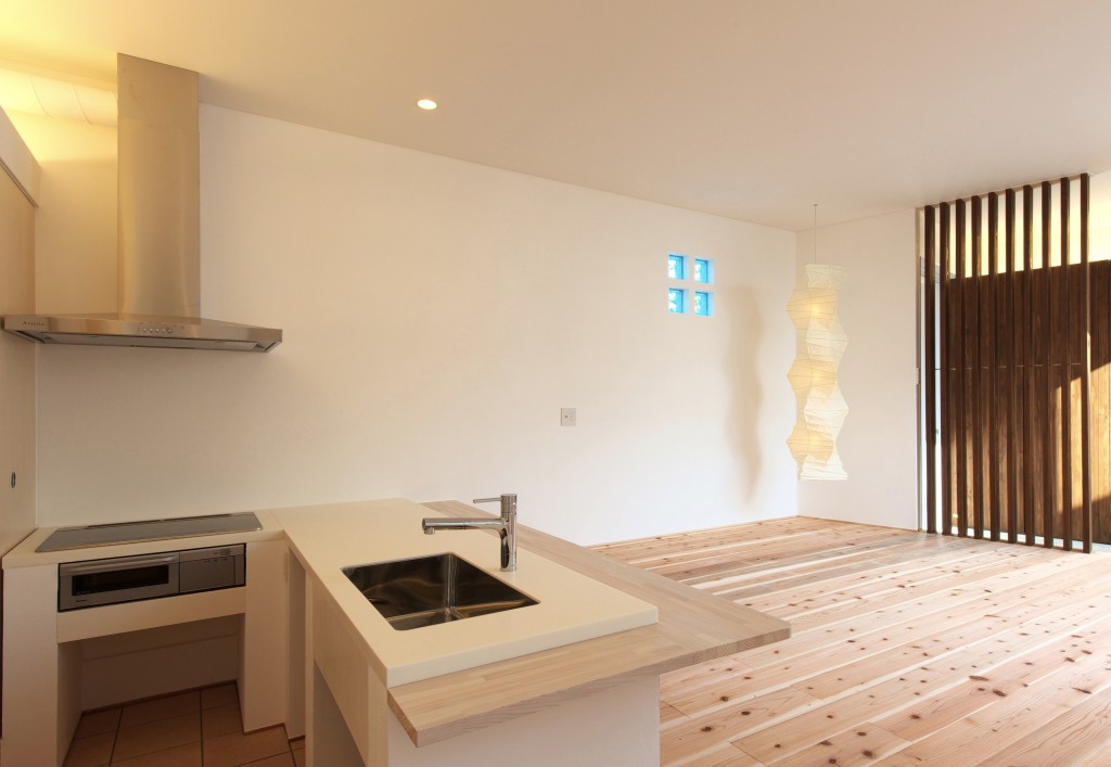 三重県　建築家 家づくり こだわりのキッチン 造作L型 キッチン　ナチュラル　杉の無垢床とよく合います