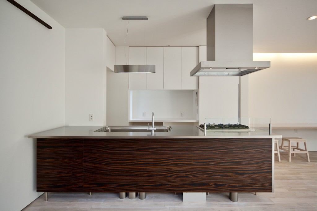 三重県　建築家との家づくり　こだわりのキッチン　トーヨキッチンのオープン対面式　木目のパネル キッチンです