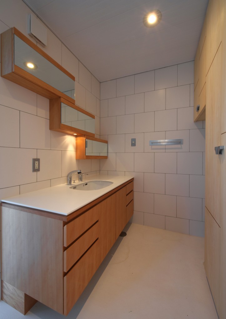 広々作業スペースの洗面台　鏡は収納に　アンダーボウルですっきりと　壁はﾀｲﾙでお手入れ楽々