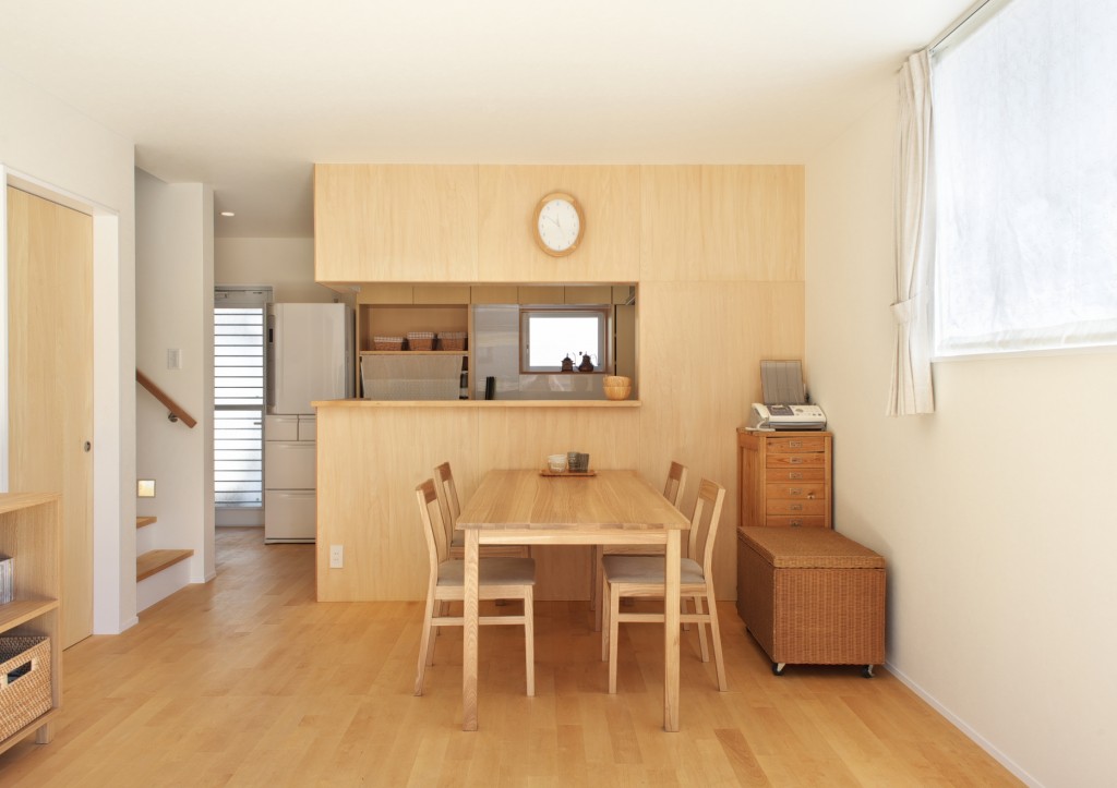 ダイニングテーブル対面置き　キッチン側が隠れる　横並びに比べてコンパクトなスペースで造れる