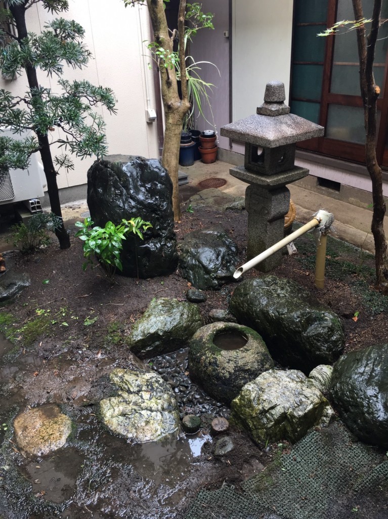 三重県津市でのリフォーム相談　庭のお手入れ　灯ろう　蹲　鏡石　職人の丁寧な仕事
