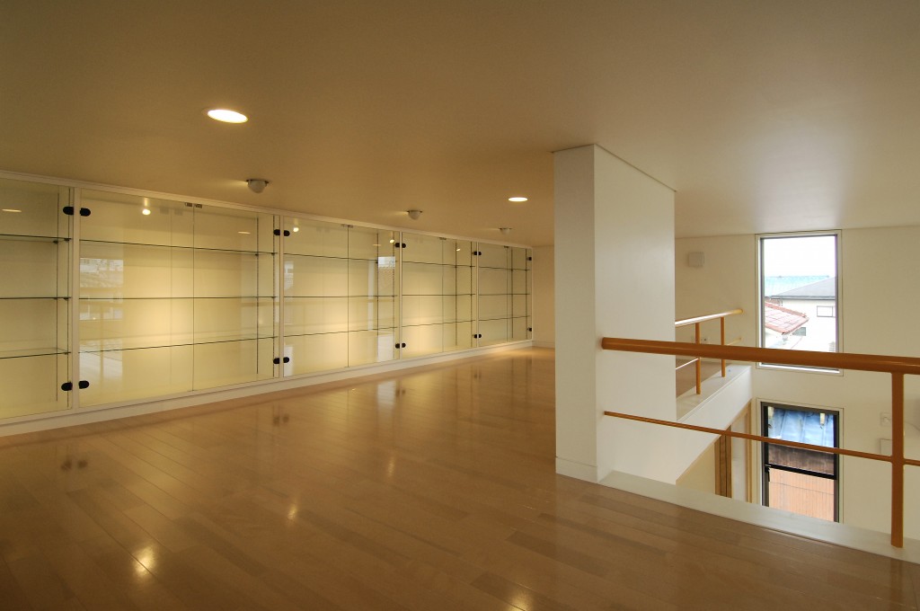 三重県津市　建築家の家　コレクションルーム　ディスプレイケース　書斎　趣味室