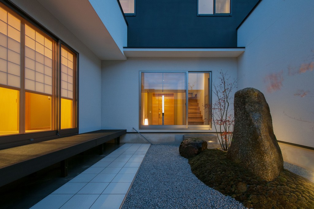 三重県津市　建築家がつくる家　中庭　濡れ縁デッキ　鏡石のある庭