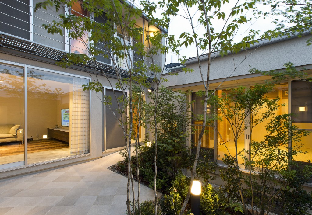 三重県　建築家　中庭　シンボルツリー　タイルデッキ　ライトアップ
