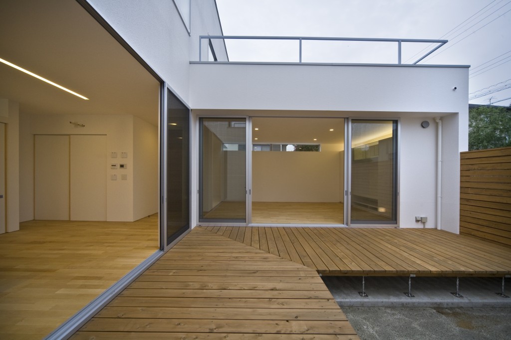 三重県名張市　建築家との家づくり　中庭　Ⅼ型配置のウッドデッキ　大解放サッシ