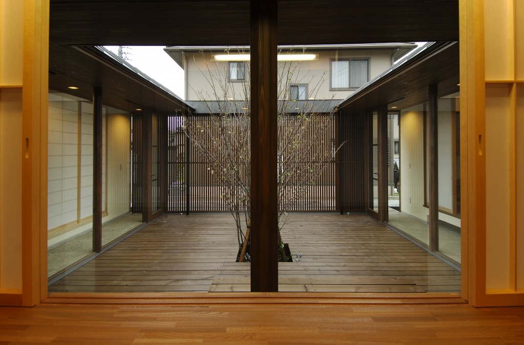 三重県鈴鹿市　二世帯住宅　中庭の家　大黒柱のある家　ウッドデッキ