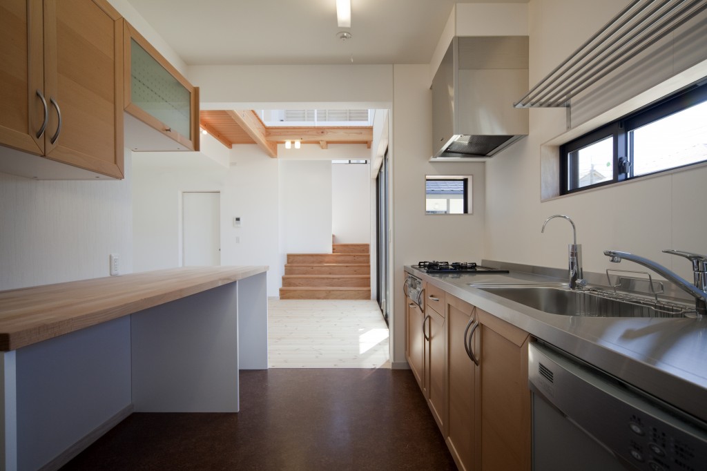 三重県津市　建築家との家づくり　独立型のキッチンです。お料理に集中できます。吊り下げ棚にも収納できます