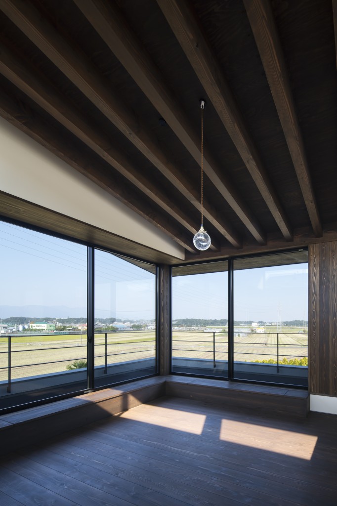 三重県鈴鹿市　建築家との家づくり　梁現しの天井　見晴らしの良い二階リビング