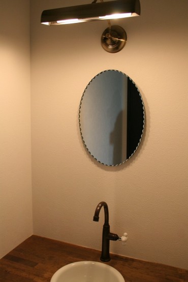 洗面化粧台　鏡　洗面器　オーバル　塗り壁　建築家