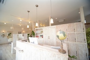 ライトブルーが可愛い美容室 Hair Make Blanche ヘアーメイク ブランシェ アンティーク家具のインテリアデザイン 三重県津市河芸町 建築家 浜田強三重県津市 四日市市 建築家の家づくり デザイン住宅 Asj Apoaスタジオ