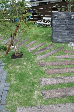 ｍ様邸 木と石のアプローチスロープでナチュラルなガーデンをデザイン 三重県伊勢市三重県津市 四日市市 建築家の家づくり デザイン住宅 Asj Apoaスタジオ